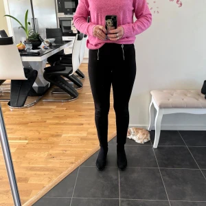 Zara kostymbyxor  - Jättefina kostymbyxor från zara. Kika gärna på mina andra annonser, säljer mycket:) 