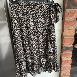Fin leopard mönstrad kjol🐆 - Använd ca 5 gånger, bra skick🥰