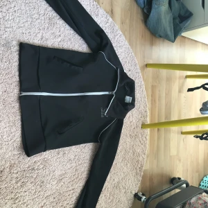 adidas tröja  - jätte snygg adidas tröja😍 sitter jätte bra på ( skirv för bilder) köpt second hand men har bara använt den 1 gång, trycket där bak är lite slitet💗 