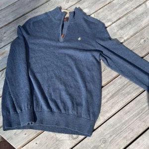Morris halv zip 100% merinoull - Jätte fin Morris tröja som är nästintill helt ny. Storlek l fast passar m om man vill andas lite fast villman att den ska sitta slim så passar den L(storleken på tröjan är L) nypris 1800 mitt pris 699