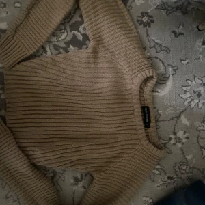 Gullig simpel stickad träja - Gullig stickad tröja köptes från prettylittlething 