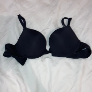Svart bh - Det är ingen lapp kvar men jag skulle gissa på att det är 70a-b eller 65a-b. Det går att stretcha den i mitten. Push-up