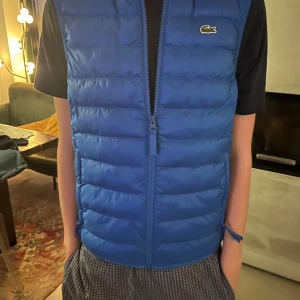 Lacoste väst - Lacoste väst, mkt bra skick och najs färg. Nypris = 1700kr