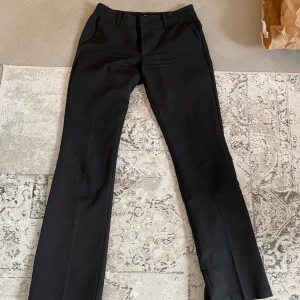 Kostymbyxor  - Jätte fina lågmidjade kostymbyxor från bikbok💕 Bra skick men säljer då dom inte kommer till användning längre