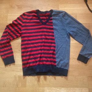 En röd och svart randig sweatshirt  - En cool röd och svart randig tröja!  Det står ingen storlek men skulle gissa på M. Den har en väldigt liten fläck längst ner på tröjan som man kan se på sista bilden. Skriv till mig för mer info!☺️