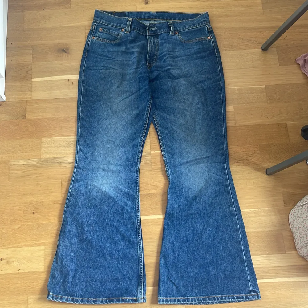 Säljer dessa assnygga bootcut Levis jeans utan några som helst defekter. Storlek Waist 32 och Lenght 30. Är 173 cm och de är lite korta på mig. Hör av dig vid frågor eller om du vill ha fler bilder💞💞. Jeans & Byxor.