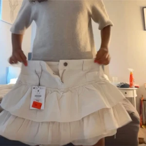 Volangkjol  - Super fin, prislapp kvar 