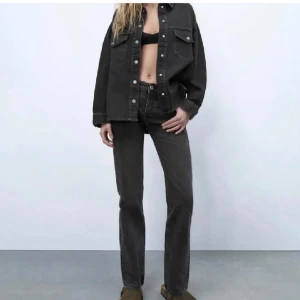 Svarta jeans  - Säljer dessa svarta jeans från Zara då dom tyvärr inte passar längre💕