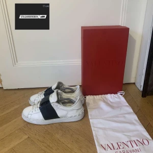 Valentino open - Valentino open skor[]Helt okej det finns en defekt vilket man ser på sista bilden[]Skorna är äkta och det finns orderbekräftelse vid äkthetsbevis[]Priset är diskuterbart MVH
