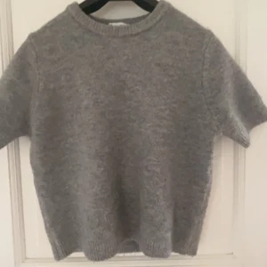 Zara topp - Super fin stickad t shorts från zara. Köpt för 300kr. Knappast använd säljer för att jag har liknade toppar. 