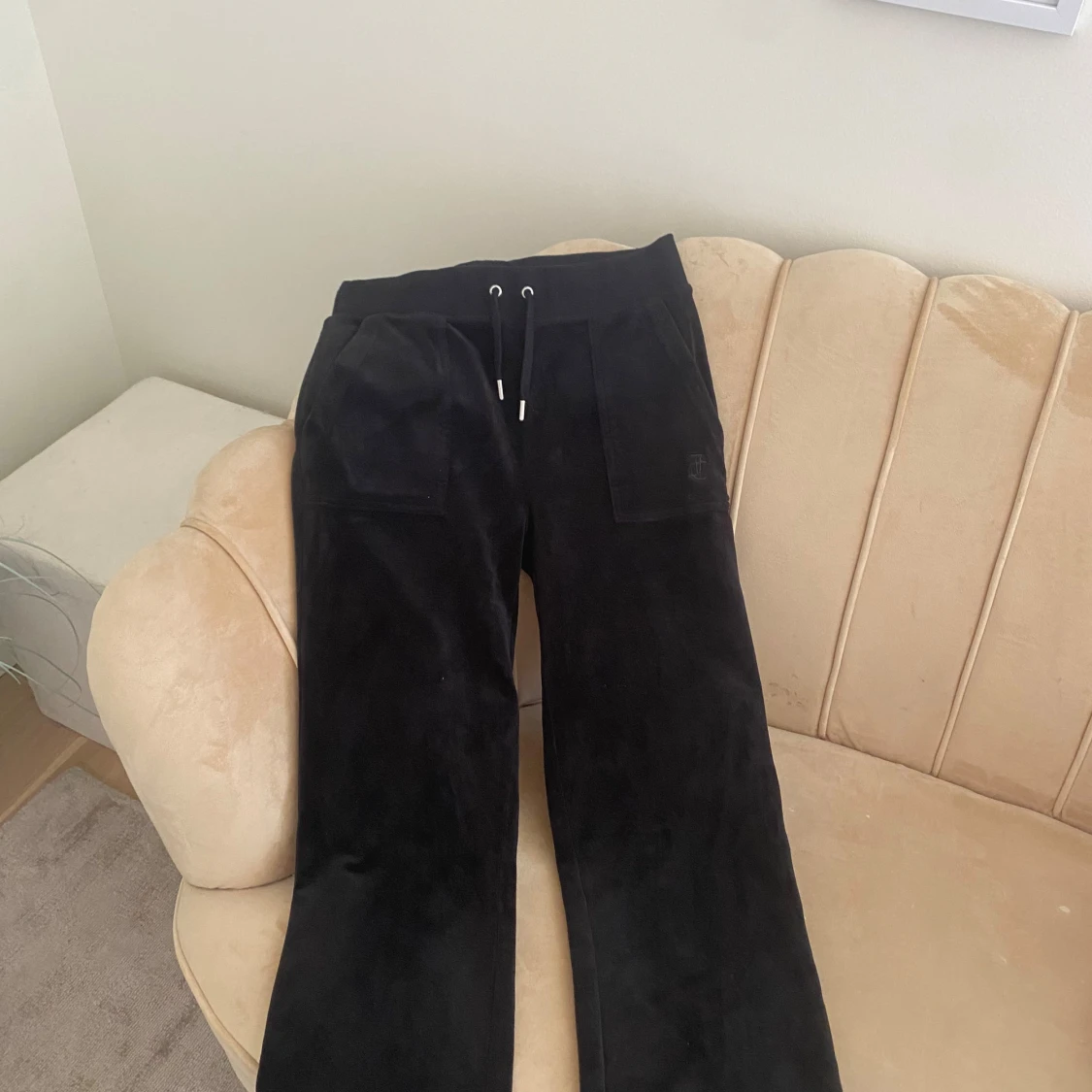 Svarta juciy couture byxor  - 90