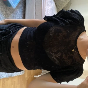 Topp - Tryck inte på köp nu! Säljer denna fina toppen/tröja💓 lätt genomskinlig & mönstrad  Frakt :45🥰