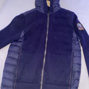 Parajumper cardigan  - Skick 8/10, den är lite nopprig men går 100% att ta bort om man vill de är så lite så man inte märker, använt den 2-3 gånger, pris kan diskuteras vid snabb affär.