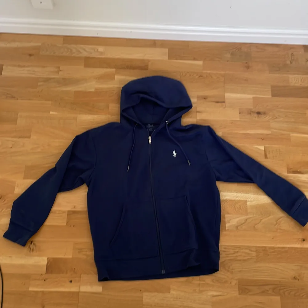 Mörkblå Ralph lauren zip hoodie i bra skick säljes pga ingen användning.. Hoodies.