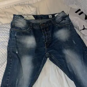 Hej, jag säljer mina jeans som knappt kommit till användning som liknar replay och tycker dessa är snyggare. Storlek w36 på dem