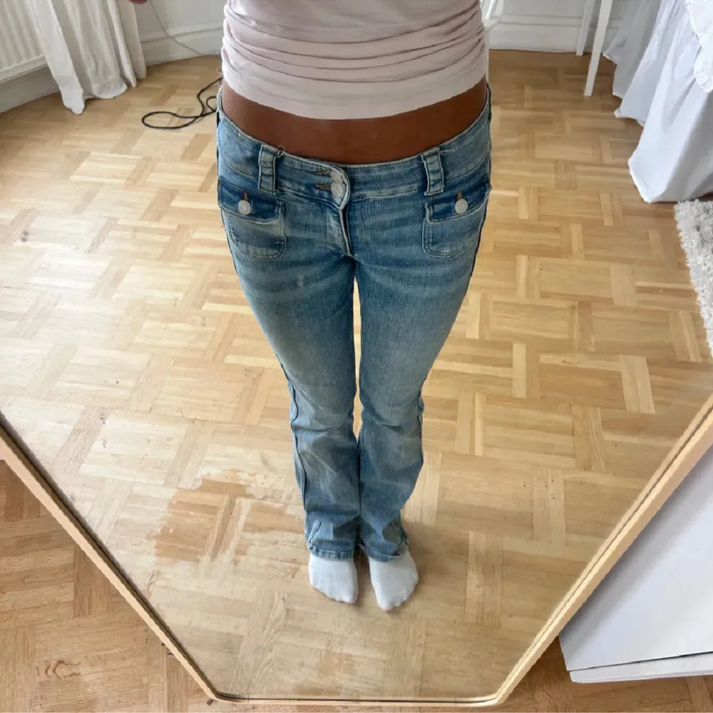 Super fina jeans från H&M. Slutsålda på hemsidan . Inga defekter!(lånade bilder)💗💗. Jeans & Byxor.