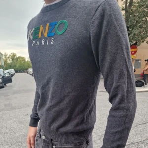 Kenzo tröja  - Kenzo tröja i fantastiskt gott skick, stickad och väldigt attraktiv.  Prutbar vid snabb affär  🤝