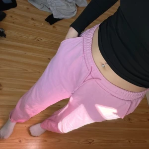 Byxor - Rosa mjukisbyxor som nya. 