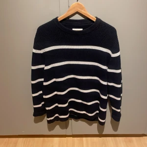 Stickad tröja - Säljer en fin randig stickad tröja i storlek S. Trojan från Bondelid och är i mycket bra skick och perfekt nu till hösten🍁