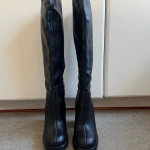 NADK- boots  - Har använts få gånger men är i bra skick med en liten repa som ej syns, svarta boots, har tjock klack som gör det bekvämare att gå, storlek 38, original pris 879kr säljs för 299kr