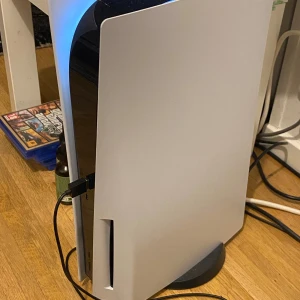 PLAYSTATION 5  - Har inte tid för min playstation och skulle välja få pengar.