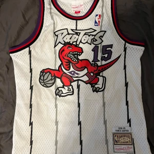 Vince Carter Jersey - Säljer denna sprillans nya Vince carter Jerseyn som passar dig från 170-180💯💯 Nypris på denna ligger runt 1300 och mitt pris är 599, ett kap alltså!!😁😁