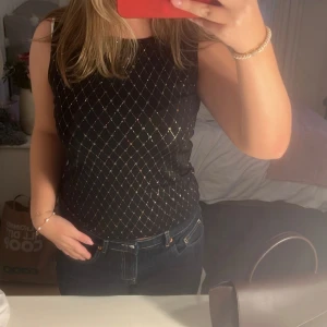 Linne med guldiga detaljer  - Supersnyggt linne med gulddetaljer!! Storlek M, men skulle säga att det passar alla eftersom tyget formar sig efter ens kropp💕Använt fåtal gånger