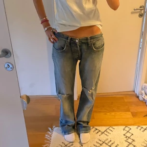 Blå jeans med slitningar - pris kan diskuterad. använd köp nuSäljer ett par snygga blå jeans med slitningar på knäna. De har en lågmidjad passform och en bootcut straight stil. Perfekta för en avslappnad look! dem är för stora för mig men jätte snygga