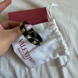  valentino armband - Superfint svart valentino armband🖤🖤🖤 Säljer då jag inte har användning av det! Köpte det för 3 085 säljer för 999!! 