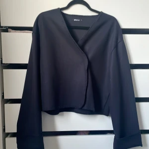 Mörkblå Kofta  - Säljer denna jättefina koftan som inte kommer till användning och den har använts 1 gång. Den är verkligen jättefin nu till hösten. Köptes på rea för 160kr annars så är den runt 300kr tror jag. Storlek S,  passar nån som har S/M 