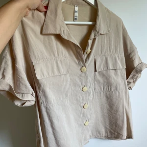 Beige skjorta från Zara - Oanvänd skjorta från zara som köpte för ett tag sedan. Superfin, loose fit i storlek M.