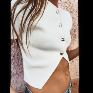 Vit tröja/kofta - Säljer denna as snygga tröja/kofta som tyvärr inte kommit till användning💞nytt skick då jag aldrig använt den. 