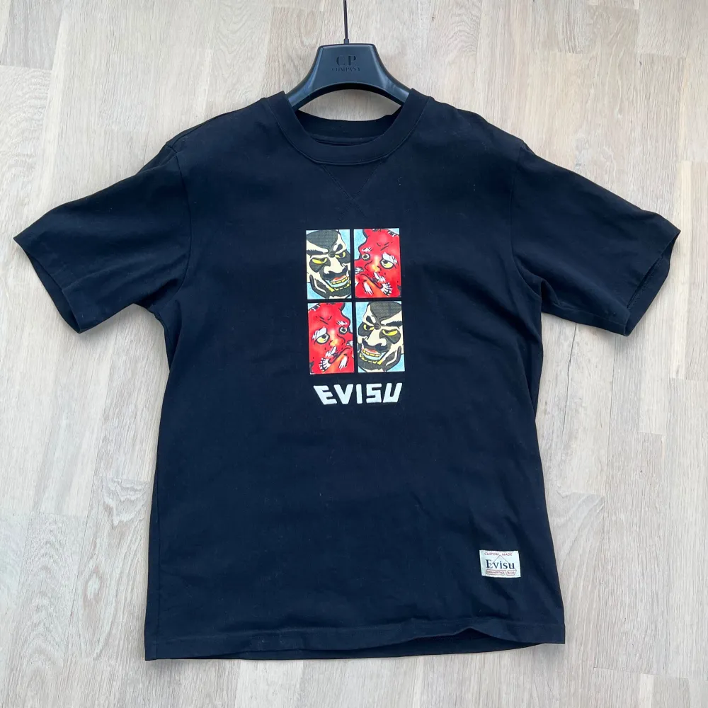 Evisu T-shirt o strålade skick! Size M, kom DM vid frågor!😚. T-shirts.