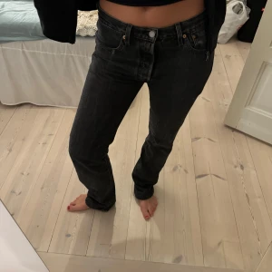 Levis 501  - Low waist Levis 501. Passar perfekt till en M och sitter snyggt oversized på en S. Nästan helt nya i väldigt bra skick! 