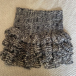 Isabel marant/hm kjol - Sååå sjukt söt kjol från hm x isabel marant❤️Storlek 38 men skulle säga att den passar dem flesta pga resårbandet. Använd Max 3 ggr. Säljs i befintligt skick 