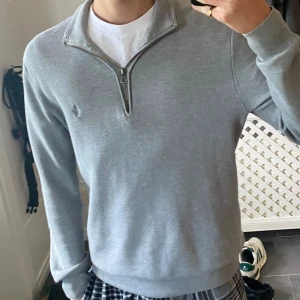 Grå Ralph lauren Half zip - Riktigt skön Ralph Lauren Half zip. I storlek S, inga slitage eller slitningar på plagget. Nypris 2200kr mitt pris 599kr. Pris går att diskuteras vid en snabb affär. Postar alltid inom 2 dagar.