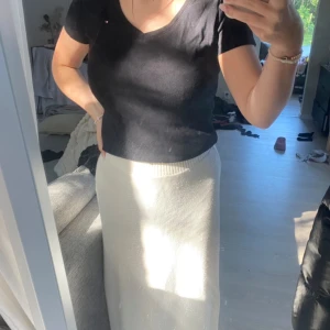 Tommy Hilfiger T-shirt  - Tommy Hilfiger T-shirt i storlek S-M. Inte riktigt säker på när den är inköpt eftersom jag fick den men den är i bra skick. ”Namnlappen” har namnet försvunnit men övrigt finns det inga andra skador.