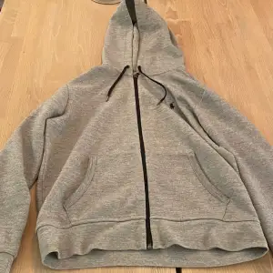 Tjena säljer en riktigt snygg eftertraktad Ralph lauren zip hoodie. Den i väldigt fint skick endast använd några få gånger. Hör av er vid funderingar priset är inte hugget i😊