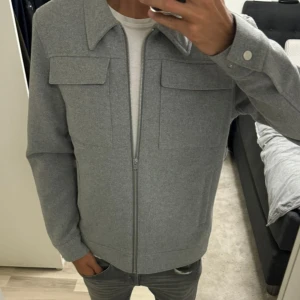 Grå kappa - Hej säljer min Jack & Jones jacka som är i topp skick. Kappan är använd Max 5 gånger. Ny pris 1400kr, mitt pris 499kr