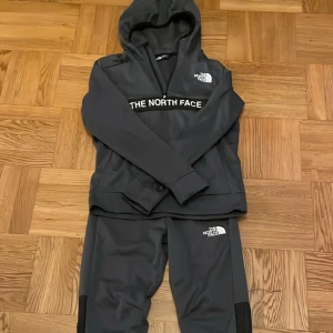 The north face tracksuit  - Riktig snygg tracksuit som sälj pågrund av att jag växt ur den, den har används ett par gånger och är i bra skicka. Pris kan diskuteras vid snabb affär!