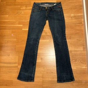 Lowwaist jeans - Skit coola lågmidjade bootcut jeans😍midjemått är 36cm tvärs över och Innerbenslängden är 80cm💕mycket bra skick, säljer då dom tyvärr inte passar Kan tänka mig sänka priset vid smidig affär.
