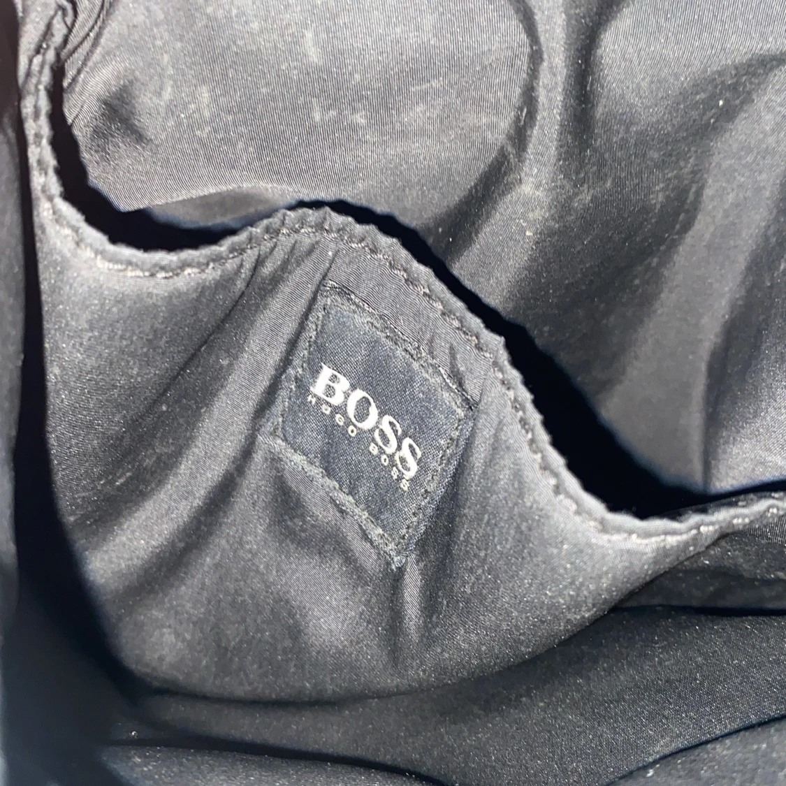 Hej ja säljer min Hugo boss axelväska använder inte längre lite förstörd på texten men annars gott som ny  - 92