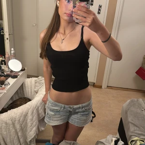 Linne med unika band - Oanvänd! Storleken är M/L men passar verkligen inte som det, skulle säga S/XS för hur tajt den sitter. Skriv vid frågor eller fler bilder!💗