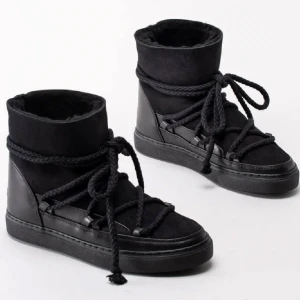 Inuikii skor  - Snygga inuikii skor perfekt till vintern. Använda en vintersäsong så bra skick. Storlek 38💕