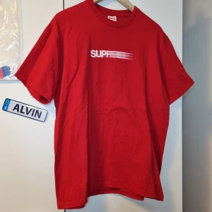 Supreme motion tee - HELT NY, den är använd en gång men den är för stor för mig. Har kvitto på den och den är (äkta). Skriv gärna vid frågor och funderingar