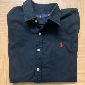 Ralph lauren skjorta  - Tjena, säljer en snygg och fräsch skjorta till ett bra pris. Passar perfekt till en ute kväll. Skjortan är i storlek M och i jätte bra skick. Om ni har några frågor är det bara att hojta 🥂😍