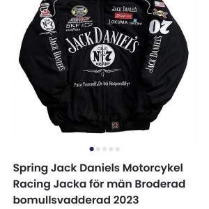 Hej, nu säljer jag pojkvännens Spring Jack Daniels Motorcykel Racing Jacka då den bara tar plats i garderoben. Endast prövat så ganska bra skick .  Storlek M men de går bra  om man har L. 