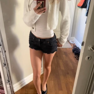 Mysig Stockholmsstil kofta  - Den här koftan funkar till allt och är perfekt för lite kyligare dagar när man fortfarande vill vara fin. Har inte använt mycket eftersom jag har en likadan. Jätteskönt tyg 💞