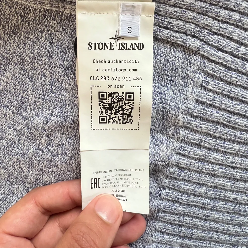 Säljer min stone island cardigan som har använts väldigt få gånger dvs att den är så gott som ny  Storlek: S . Stickat.