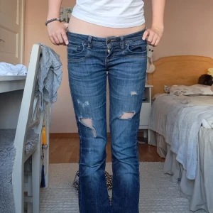 LTB VALERIE JEANS  - De är tydligt använda men bra skick förutom ett hål vid skrevet. Man ser inte underkläderna eller nått annat vid hålet och man ser inte hålet när man går.